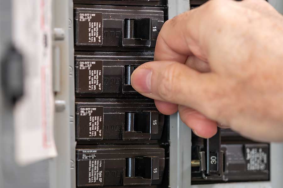 Circuit breaker repair by emergency electrician